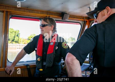 Portland, États-Unis. 11 septembre 2021. Le David Campbell, un bateau de lutte contre les incendies de 93 ans, effectue son déploiement final le 9-11-2021 à Portland, Oregon, dans le cadre du mémorial des pompiers perdus il y a vingt ans dans la destruction du World Trade Center. (Photo de John Rudoff/Sipa USA) crédit: SIPA USA/Alay Live News Banque D'Images