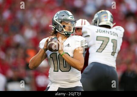 Madison, WI, États-Unis. 11 septembre 2021. Le quarterback des Eagles de l'est du Michigan Preston Hutchinson (10) jette un col pendant le match de football de la NCAA entre les Eagles de l'est du Michigan et les Badgers du Wisconsin au Camp Randall Stadium de Madison, WISCONSIN. Darren Lee/CSM/Alamy Live News Banque D'Images