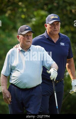 St. Louis, États-Unis. 11 septembre 2021. Craig Berube, entraîneur-chef de St Louis Blues, félicite Jack Nicklaus, légende du golf, lors d'un événement caritatif organisé à l'Ascension Charity Classic à St. Louis le samedi 11 septembre 2021. Photo par Bill Greenblatt/UPI crédit: UPI/Alay Live News Banque D'Images