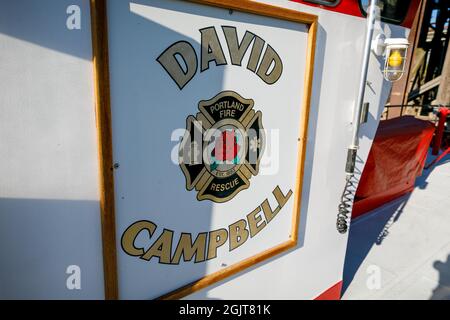 Portland, États-Unis. 11 septembre 2021. Le David Campbell, un bateau de lutte contre les incendies de 93 ans, effectue son déploiement final le 9-11-2021 à Portland, Oregon, dans le cadre du mémorial des pompiers perdus il y a vingt ans dans la destruction du World Trade Center. (Photo de John Rudoff/Sipa USA) crédit: SIPA USA/Alay Live News Banque D'Images