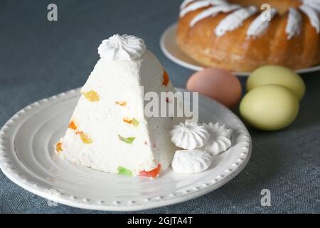 Caille Traditionnel Gateau De Paques Avec Des Fruits Confits Sur Table Photo Stock Alamy