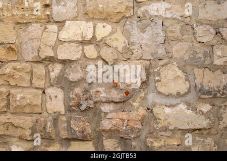 Gros plan d'un fragment d'un vieux mur de calcaire blanc Banque D'Images