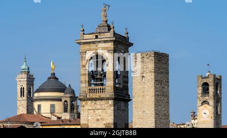 Bergame, Italie.La vieille ville.Paysage au centre-ville, les vieilles tours et les tours d'horloge de l'ancienne forteresse appelée la rocca Banque D'Images