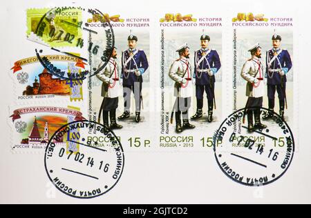 MOSCOU, RUSSIE - 09 JUIN 2021 : le timbre-poste imprimé en Russie montre le policier et le capitaine de cavalerie, gendarmerie séparée, Histoire de la mili russe Banque D'Images