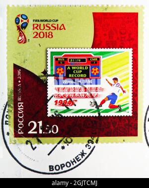 MOSCOU, RUSSIE - 09 JUIN 2021: Timbre-poste imprimé en Russie montre joueur de football, Russie dans la série de coupe du monde de la FIFA 2018, vers 2016 Banque D'Images