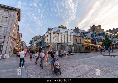 Montréal, Québec, Canada - 25 2021 août : vue sur la rue du quartier du Vieux-Montréal au crépuscule. Un flux régulier de touristes viennent visiter ici pendant le Covid-19 Banque D'Images