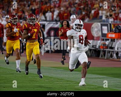 11 septembre 2021 Stanford Cardinal en arrière Nathaniel Peat #8 porte le ballon et marquerait un touchdown pendant le match de football NCAA entre les chevaux de Troie USC et le Cardinal de Stanford au Los Angeles Coliseum à Los Angeles, en Californie. Crédit photo obligatoire : Charles Baus/CSM Banque D'Images