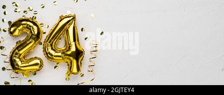 ballon golden foil numéro vingt-quatre. Carte d'anniversaire avec inscription 24. Fond en béton gris. Célébration d'anniversaire. Banne Banque D'Images