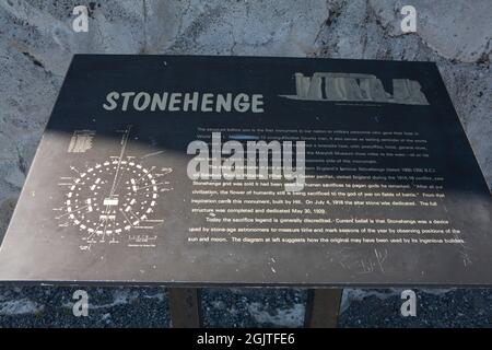 Panneau d'interprétation sur Stonhenge. Samuel Hill avait 'Stonehenge' construit comme un mémorial aux 13 hommes Klickitat tués pendant la première Guerre mondiale. C'est un double Banque D'Images