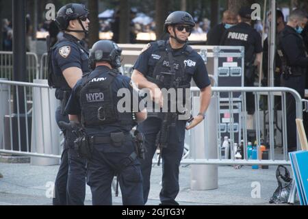 Les officiers du NYPD assurent la sécurité à l'occasion du 20e anniversaire de l'attentat terroriste du 11 septembre 2001 contre le World Trade Center et le Pentagone à New York, New York, le samedi 11 septembre 2021. Photo d'Allan Tannenbaum pour CNP/ABACAPRESS.COM Banque D'Images