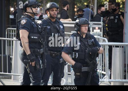 Les officiers du NYPD assurent la sécurité à l'occasion du 20e anniversaire de l'attentat terroriste du 11 septembre 2001 contre le World Trade Center et le Pentagone à New York, New York, le samedi 11 septembre 2021. Photo d'Allan Tannenbaum pour CNP/ABACAPRESS.COM Banque D'Images