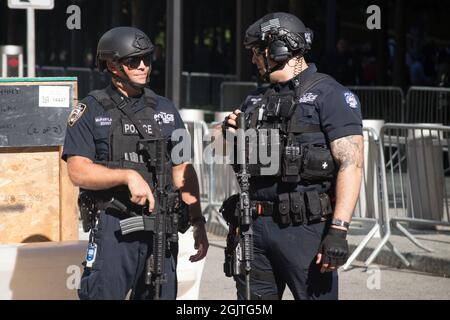 Les officiers du NYPD assurent la sécurité à l'occasion du 20e anniversaire de l'attentat terroriste du 11 septembre 2001 contre le World Trade Center et le Pentagone à New York, New York, le samedi 11 septembre 2021. Photo d'Allan Tannenbaum pour CNP/ABACAPRESS.COM Banque D'Images