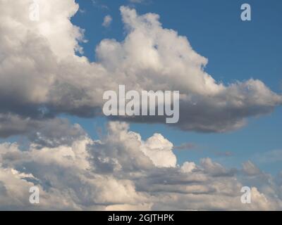 cloudscape avec des nuages blancs dans un ciel bleu Banque D'Images