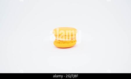 Macaron jaune avec crème isolat sur fond blanc Banque D'Images