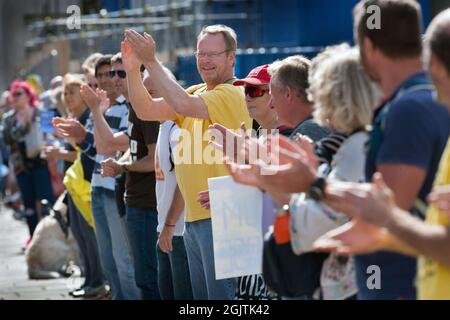 Cambridge, Royaume-Uni. 11 septembre 2021. Les manifestants applaudissent et applaudissent pendant que Truthers se réunit à l'extérieur de Kings College, à Cambridge, pour faire entendre du bruit tenir les mains dans une file d'attente et montrer aux gens qu'ils sont « éveillés », alors qu'ils manifestent contre les passeports vaccinaux et la vaccination des enfants. L'événement a lieu dans des villes du Royaume-Uni. Des passeports pour vaccins doivent être nécessaires pour accéder à des endroits surpeuplés comme les boîtes de nuit et les événements sportifs à la fin de septembre 2021. (Photo de Martin Pope/SOPA Images/Sipa USA) crédit: SIPA USA/Alay Live News Banque D'Images