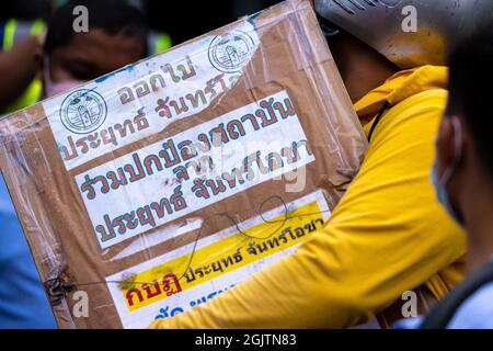 Bangkok, Thaïlande. 11 septembre 2021. Un royaliste tient un écriteau disant sauver les redevances de Prayut Chan-O-Cha pendant la démonstration. Des manifestants pro-démocratie se sont rassemblés à l'intersection de DIN Daeng pour demander la démission de Prayut Chan-O-Cha. (Photo de Phobthum Yingpaiboonsuk/SOPA I/Sipa USA) crédit: SIPA USA/Alay Live News Banque D'Images