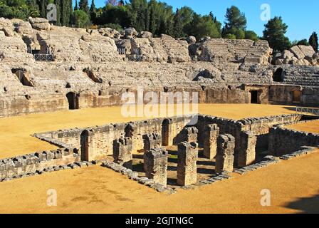 Arena dans l'Amphithéâtre aux ruines romaines d'Italica, Séville, province de Séville, Andalousie, Espagne, Europe. Banque D'Images