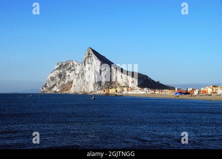 Le Rocher de Gibraltar (Royaume-Uni) vue de la Atunara, Costa del sol, province de Cadix, Andalousie, Espagne. Banque D'Images