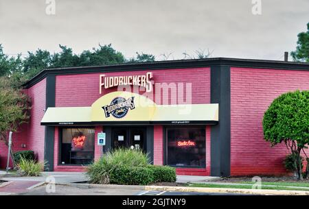 Houston, Texas États-Unis 10-23-2020: Extérieur du restaurant Fuddruckers à Houston, Texas. Restauration rapide et décontractée fondée en 1979. Banque D'Images