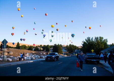 Reno, États-Unis. 11 septembre 2021. Des ballons à air chaud s'élèvent au-dessus d'une rue résidentielle. La Great Reno Balloon Race annonce son auto-portrait comme la plus grande course gratuite de montgolfière au monde. Elle célèbre son 40e anniversaire cette année. (Photo de Ty O'Neil/SOPA Images/Sipa USA) crédit: SIPA USA/Alay Live News Banque D'Images