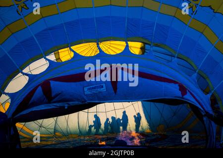 Reno, États-Unis. 11 septembre 2021. Des gens silhouetés par le soleil lors d'une course de montgolfière. La Great Reno Balloon Race annonce son auto-portrait comme la plus grande course gratuite de montgolfière au monde. Elle célèbre son 40e anniversaire cette année. (Photo de Ty O'Neil/SOPA Images/Sipa USA) crédit: SIPA USA/Alay Live News Banque D'Images