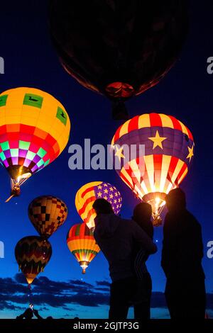 Reno, États-Unis. 11 septembre 2021. Les participants à l'événement regardent des ballons à air chaud pendant le passage. La Great Reno Balloon Race annonce son auto-portrait comme la plus grande course gratuite de montgolfière au monde. Elle célèbre son 40e anniversaire cette année. (Photo de Ty O'Neil/SOPA Images/Sipa USA) crédit: SIPA USA/Alay Live News Banque D'Images