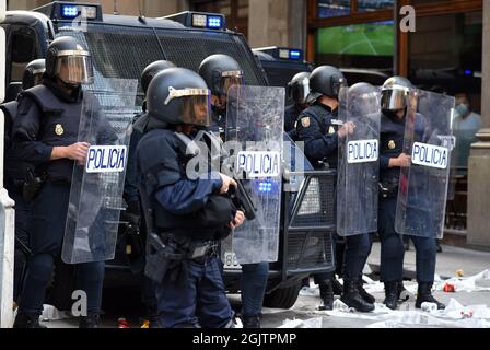 Barcelone, Espagne. 11 septembre 2021. Un agent de la police catalane garde la ligne de police de la police espagnole devant son quartier général lors de la manifestation de la Journée nationale de Catalogne.des manifestants pro-indépendantistes pendant la Journée nationale de Catalogne affrontent la police catalane (Mossos d'Escuadra) pour jeter des boîtes de peinture, de fumée, quelques canettes, Des extincteurs, des bouteilles et des barres de fer à la police espagnole de leur siège à Barcelone pour protester contre les accusations portées par la police lors du référendum illégal de 2017. Crédit : SOPA Images Limited/Alamy Live News Banque D'Images