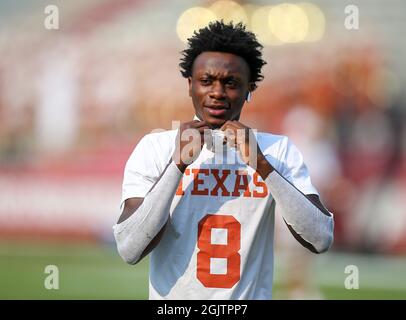 Le champ avant le jeu. 11 septembre 2021. Xavier digne #8 Texas large récepteur s'étend sur le terrain avant le jeu. L'Arkansas a battu le Texas 40-21 à Fayetteville, AR, Richey Miller/CSM/Alay Live News Banque D'Images