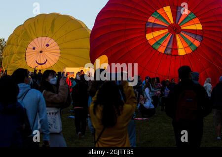 Reno, États-Unis. 11 septembre 2021. Les ballons à air chaud se remplissent d'air tandis que les spectateurs prennent des photos. La Great Reno Balloon Race annonce son auto-portrait comme la plus grande course gratuite de montgolfière au monde. Elle célèbre son 40e anniversaire cette année. Crédit : SOPA Images Limited/Alamy Live News Banque D'Images