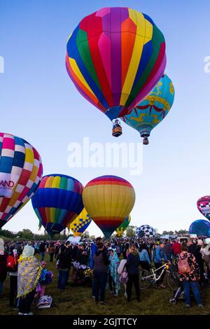 Reno, États-Unis. 11 septembre 2021. La foule se rassemble pour observer les ballons monter dans la lumière du matin.la Grande course de ballons Reno annonce son auto-titre de la plus grande course gratuite de ballons en air chaud au monde. Elle célèbre son 40e anniversaire cette année. Crédit : SOPA Images Limited/Alamy Live News Banque D'Images