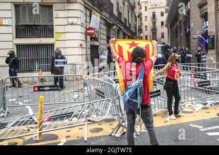 Barcelone, Espagne. 11 septembre 2021. Un manifestant est vu montrant un drapeau d'indépendance catalan à la police lors de la manifestation de la Journée nationale de Catalogne.le jour de la traditionnelle Diada de Catalunya 2021, Journée nationale de Catalogne est célébrée, Une grande manifestation pour l'indépendance avec plus de 400,000 personnes a eu lieu à Barcelone. Certains manifestants à la fin de la manifestation ont été en conflit avec la police. (Photo de Thiago Prudencio/SOPA Images/Sipa USA) crédit: SIPA USA/Alay Live News Banque D'Images