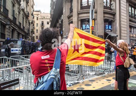 Barcelone, Espagne. 11 septembre 2021. Les manifestants montrent des drapeaux catalans pro-indépendantistes pour la police lors de la manifestation de la Journée nationale de Catalogne.le jour de la traditionnelle Diada de Catalunya 2021, Journée nationale de Catalogne, une grande manifestation pour l'indépendance avec plus de 400,000 personnes a eu lieu à Barcelone. Certains manifestants à la fin de la manifestation ont été en conflit avec la police. (Photo de Thiago Prudencio/SOPA Images/Sipa USA) crédit: SIPA USA/Alay Live News Banque D'Images