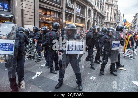 Barcelone, Espagne. 11 septembre 2021. Les policiers sont vus avec des boucliers lors de la manifestation de la Journée nationale de Catalogne.le jour où la traditionnelle Diada de Catalunya 2021, Journée nationale de Catalogne est célébrée, une grande manifestation pour l'indépendance avec plus de 400,000 personnes a eu lieu à Barcelone. Certains manifestants à la fin de la manifestation ont été en conflit avec la police. (Photo de Thiago Prudencio/SOPA Images/Sipa USA) crédit: SIPA USA/Alay Live News Banque D'Images