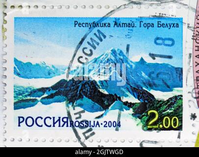 MOSCOU, RUSSIE - 18 JUIN 2021 : le timbre-poste imprimé en Russie montre le Mont Belukha, Altaï, Patrimoine naturel mondial de la Russie - série de la République Altaï, c Banque D'Images