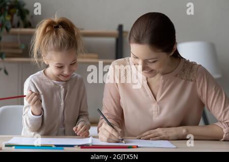 Des images de dessin de jeune mère et de petit enfant heureux. Banque D'Images