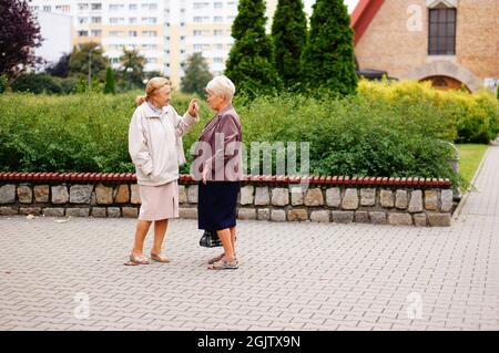 POZNAN, POLOGNE - 11 septembre 2013 : deux femmes âgées ayant une conversation dans un parc à Poznan, Pologne Banque D'Images