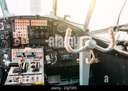 Le cockpit du pilote de l'ancien turbopropulseur du biplan, le volant Banque D'Images