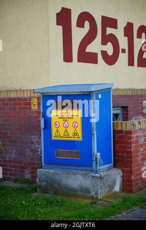 POZNAN, POLOGNE - 15 juillet 2017 : un coffret d'électricité en métal bleu près d'un complexe d'appartements Banque D'Images