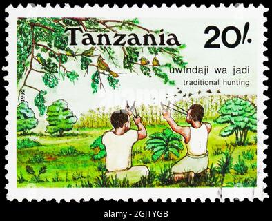 MOSCOU, RUSSIE - 20 JUIN 2021: Timbre-poste imprimé en Tanzanie montre la chasse au Slingshot, série de chasse traditionnelle, vers 1992 Banque D'Images