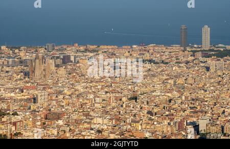 Vue sur Barcelone en Espagne juste avant le coucher du soleil Banque D'Images