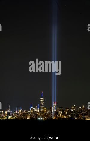 New York, États-Unis. 11 septembre 2021. L'hommage à la lumière, une installation artistique de projecteurs pour créer deux colonnes verticales de lumière pour représenter les tours jumelles, est vu pour marquer le 20e anniversaire des attaques de 9/11 à New York, aux États-Unis, le 11 septembre 2021. Crédit : Wang Ying/Xinhua/Alay Live News Banque D'Images