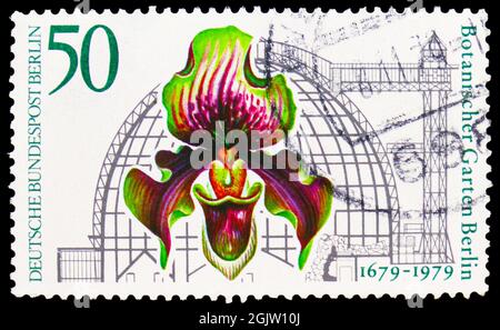 MOSCOU, RUSSIE - 20 JUIN 2021 : timbre-poste imprimé en Allemagne, Berlin, montre l'orchidée venus Slipper et la grande maison tropicale, 300 ans de botanique Banque D'Images