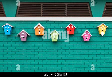 Ballingeary, Cork, Irlande. 11 septembre 2021. Des casiers à oiseaux colorés sont suspendus à l'extérieur des toilettes publiques de Ballingeary, Co. Cork, Irlande. - photo; David Creedon / Alamy Live News Banque D'Images