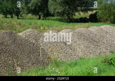 des piles de gravier comme matériaux de construction pour la construction de routes Banque D'Images