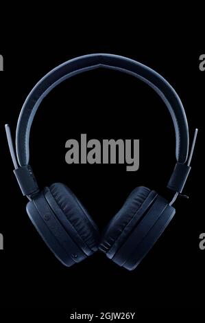 casque sans fil noir sur fond noir Banque D'Images