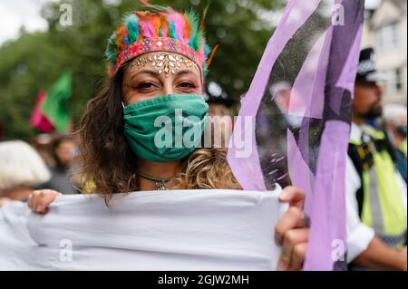 Londres, Royaume-Uni. 29 août 2021. La rébellion de l'extinction et les partisans de XR Unify défilent à l'événement « Carnival for Climate Justice » du parc de Finsbury. Banque D'Images
