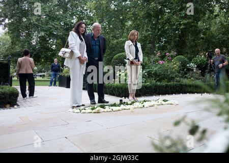 Londres, Royaume-Uni. 11 septembre 2021. Les visiteurs rendant hommage pendant le mémorial.le 20e anniversaire de l'attaque de 9/11 qui s'est produite à New York, qui a causé la mort de 2996 personnes. Le mémorial de Londres a été établi sur la place Grosvenor pour commémorer les victimes qui ont perdu la vie lors de l'attaque terroriste coordonnée par le groupe extrémiste islamique Al-Qaïda. Des fleurs, des cartes et des bougies ont été placées dans le jardin tandis que les visiteurs ont rendu hommage. Crédit : SOPA Images Limited/Alamy Live News Banque D'Images