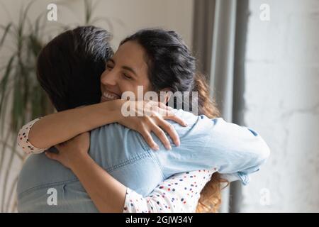 Une femme heureuse en amour encadre son mari bien-aimé Banque D'Images