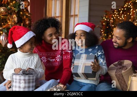 Bonne famille biraciale avec enfants pour fêter le nouvel an Banque D'Images