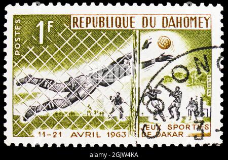 MOSCOU, RUSSIE - 20 JUIN 2021 : timbre-poste imprimé dans Dahomey montre football, saut de gardien, Jeux de sport de la série Dakar, vers 1963 Banque D'Images